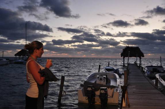 Preparando-se para ir ao Blue Hole, durante o nascer-do-sol em Caye Caulker, na grande barreira de corais, em Belize